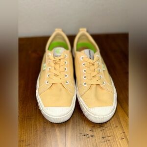 Cariuma light‎ yellow Sneakers